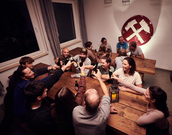 Eine Gruppe Jugendlicher stoen auf ihren Erfolg im Bergwerk an