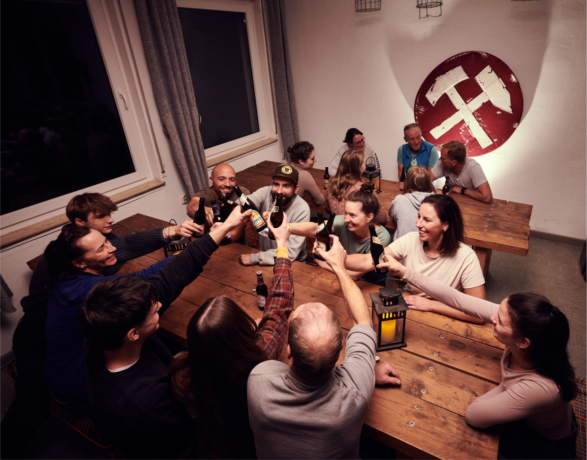 Eine Gruppe Jugendlicher stoen auf ihren Erfolg im Bergwerk an