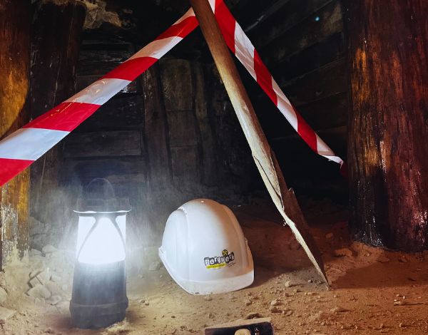 Das Bergwerk im Umbau mit Helm, Lampe, Spaten und Hammer